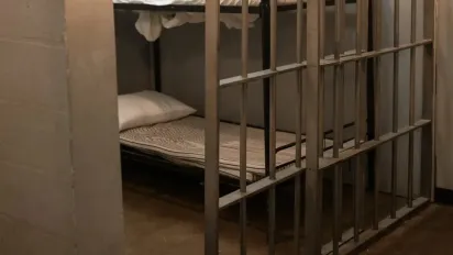 На Харківщині затримали чоловіка, який два роки ґвалтував своїх маленьких доньок - фото