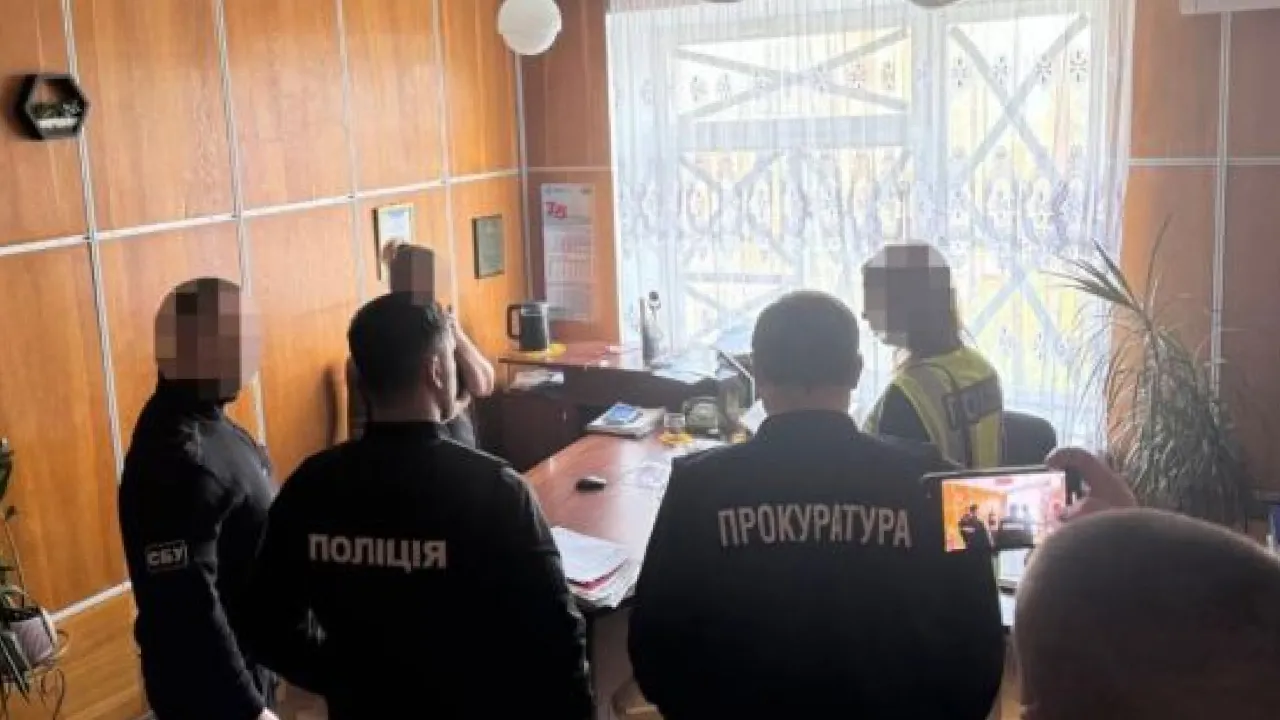 Інвалідність за 3300 доларів: на Вінниччині затримали головлікаря медзакладу 