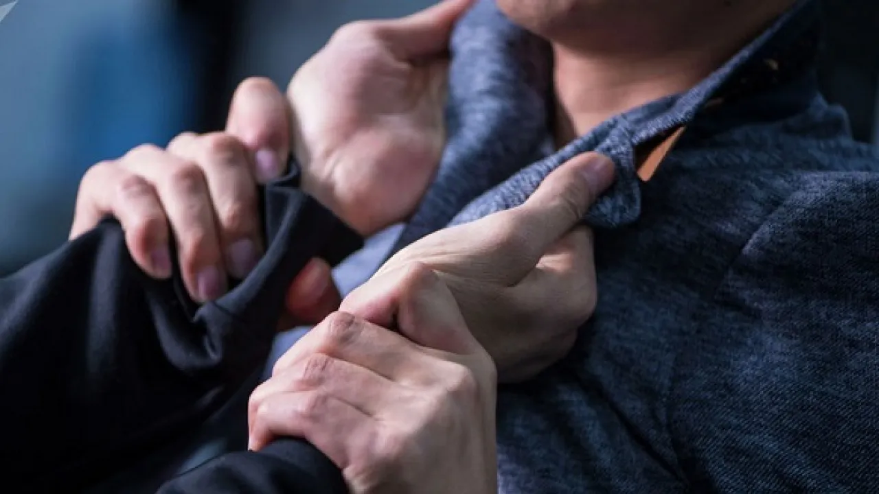 На Київщині чоловік побив сусідку та її сина через українську мову 