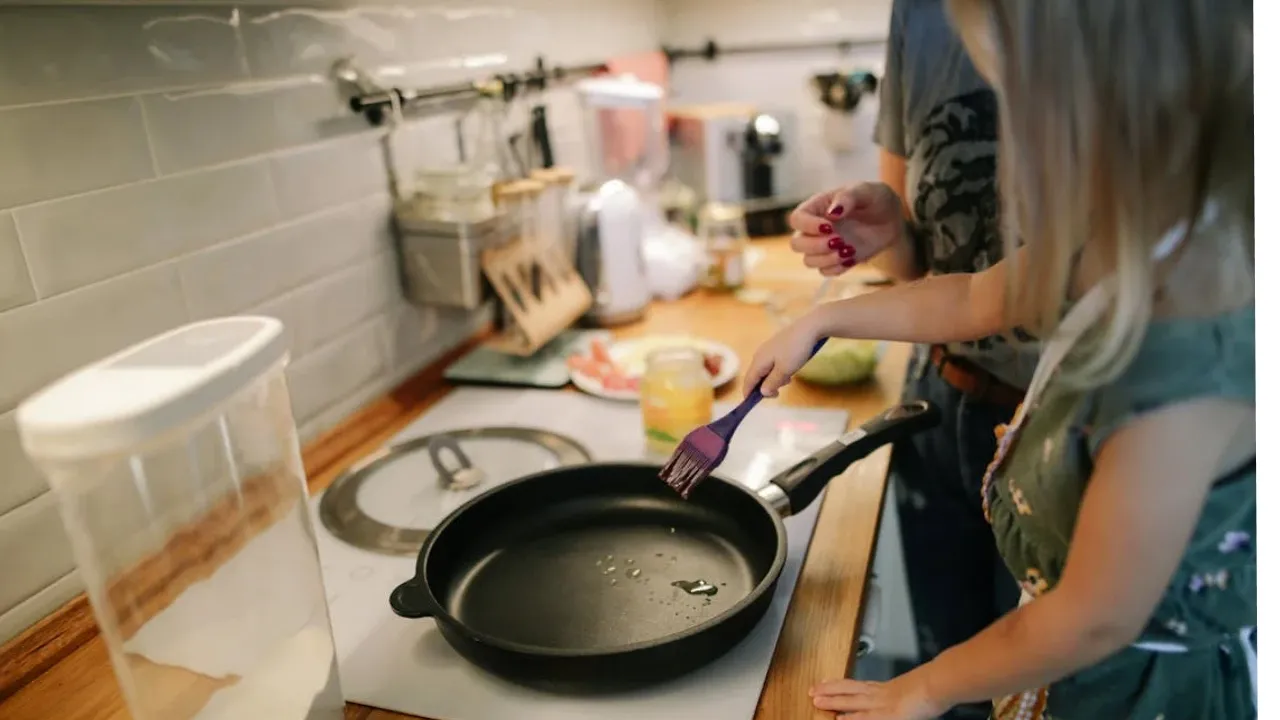 Навіть стара і жирна сковорідка блищатиме як нова: ось що потрібно зробити 