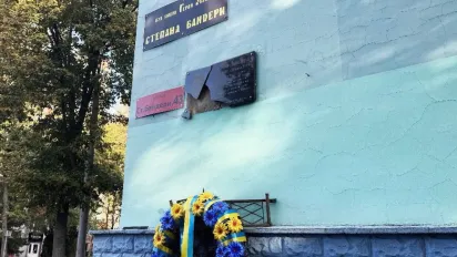 У Рівному чоловік розбив меморіальну дошку Степану Бандері - фото