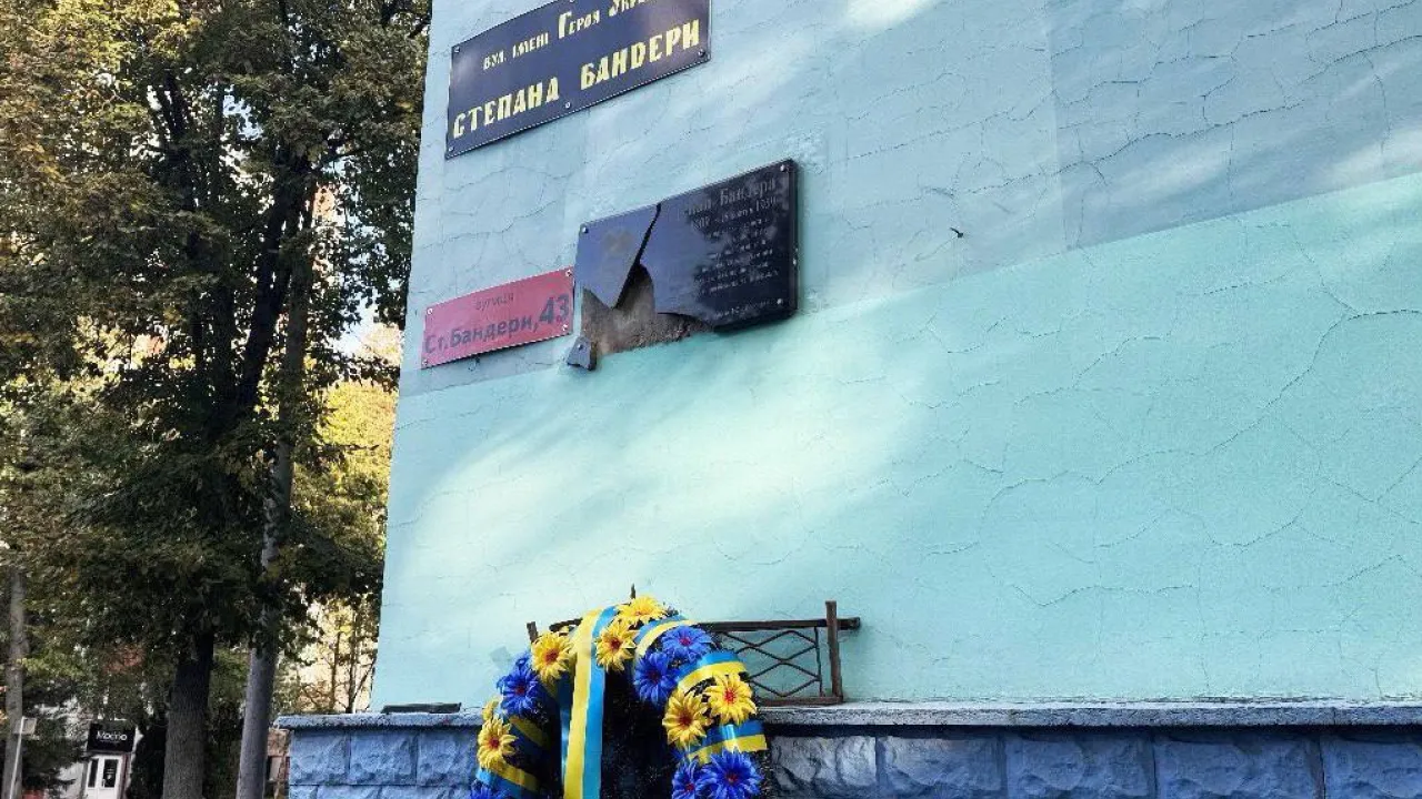 У Рівному чоловік розбив меморіальну дошку Степану Бандері 