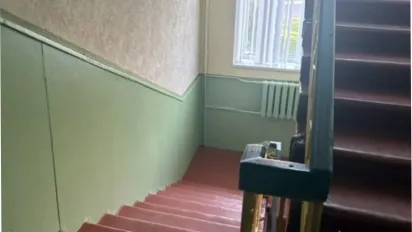 У гімназії на Хмельниччині учень зіштовхнув зі сходів школяра: 13-річний хлопчик у реанімації - фото