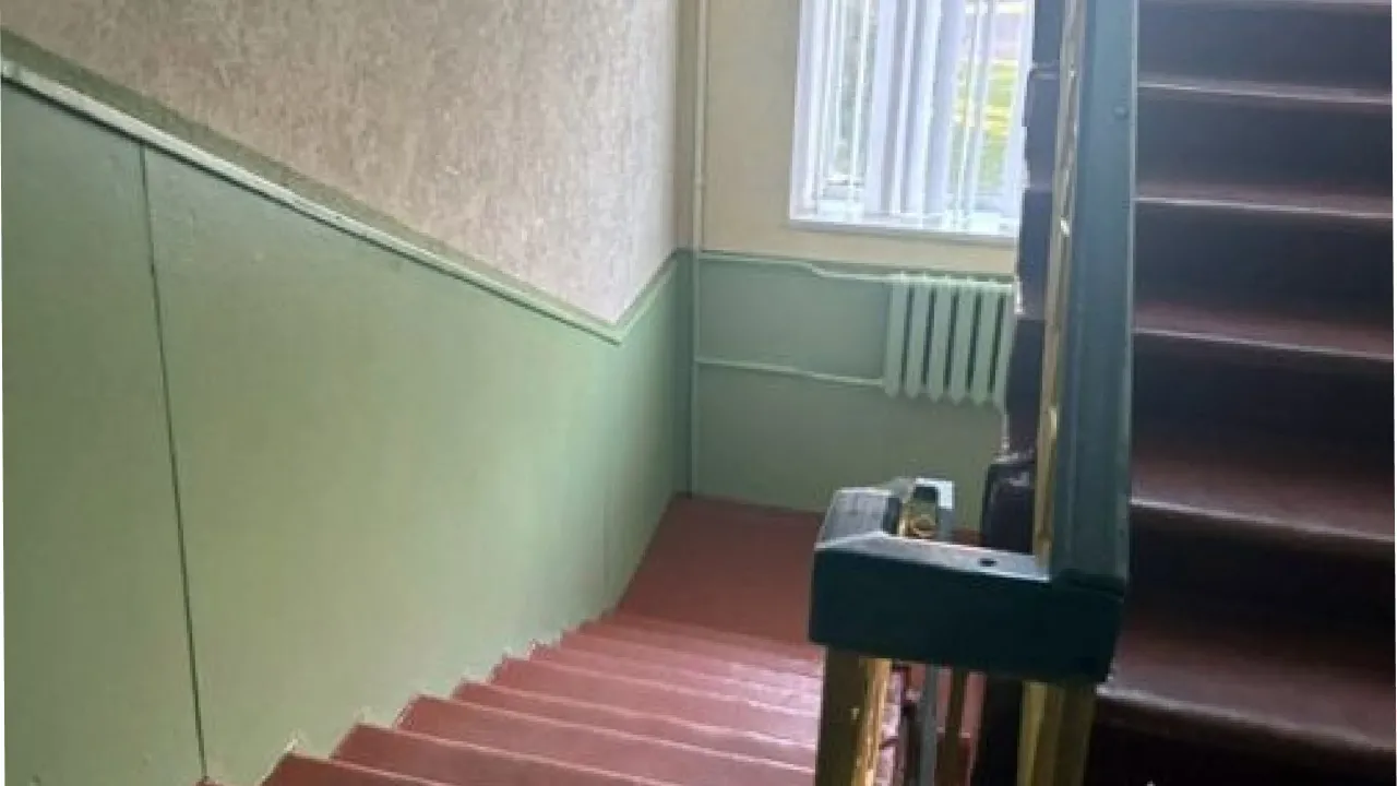 У гімназії на Хмельниччині учень зіштовхнув зі сходів школяра: 13-річний хлопчик у реанімації 