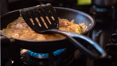 Як легко відмити сковорідку від нагару: дивовижний лайфхак із кока-колою та зубною пастою - фото