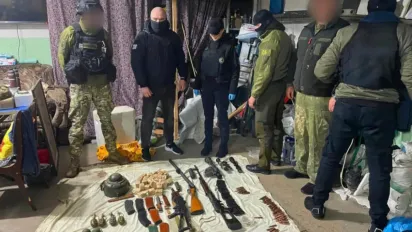 На Київщині викрили чоловіка, який у гаражі зберігав зброю та боєприпаси - фото