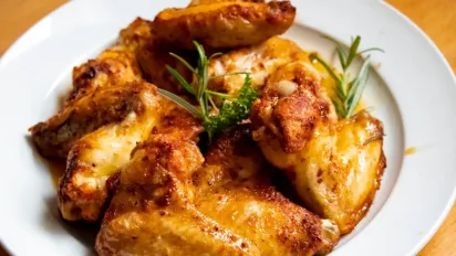 Ніжна курка, яка тане у роті: рецепт м'яса у медовому маринаді - фото