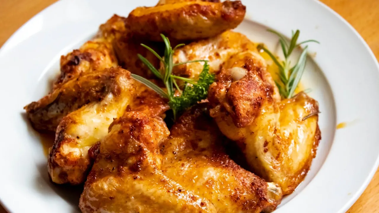 Ніжна курка, яка тане у роті: рецепт м'яса у медовому маринаді 