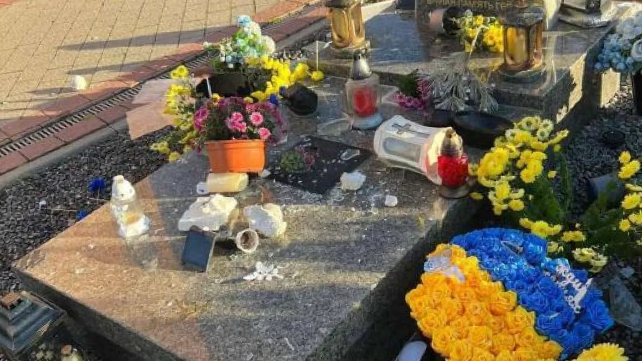 У Львові затримали жінку, яка влаштувала погром на Личаківському кладовищі 