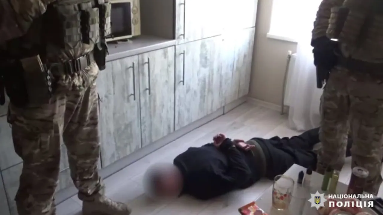 "Познайомився в соцмережі": у Сумах затримали чоловіка за розбещення 13-річної дівчинки 