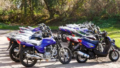 У Рівному п’ять зловмисників викрали понад 50 скутерів - фото