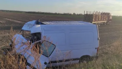 На Львівщині зіштовхнулися вантажівка та мікроавтобус: загинув водій - фото