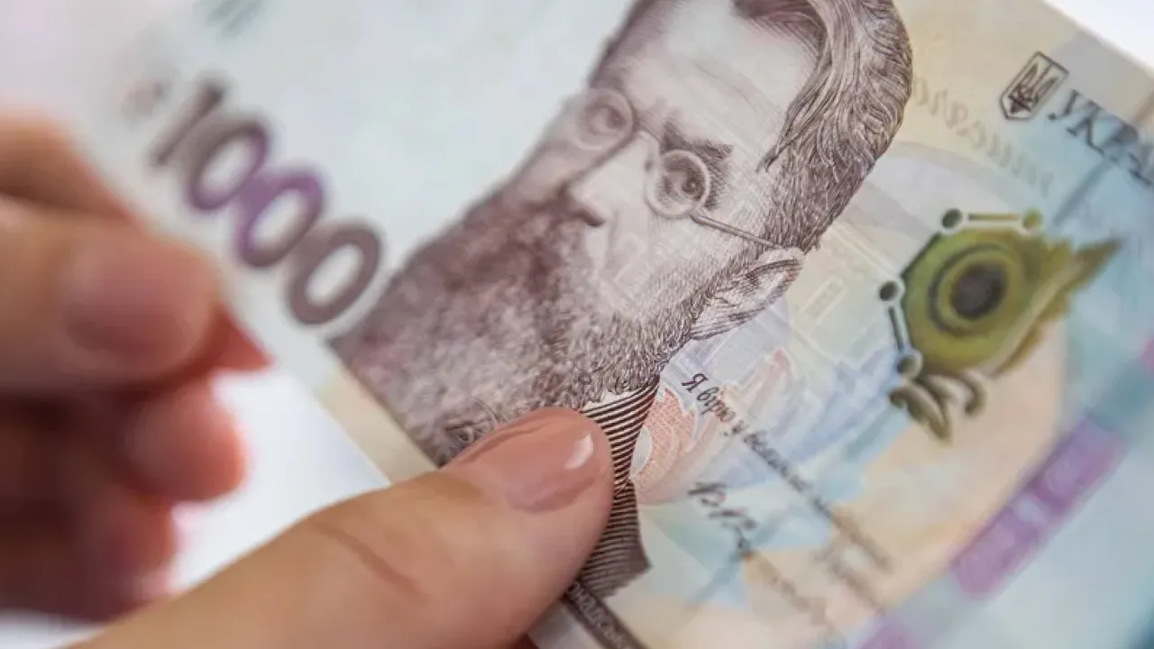 Українцям можуть скоротити виплати: коли та кого зачепить 