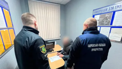 Схопив та потягнув до посадки: на Харківщині чоловіка затримали за зґвалтування жінки - фото