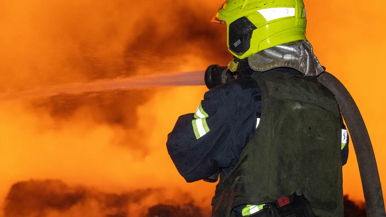В Одесі виникла масштабна пожежа на складі: її гасили майже 9 годин 