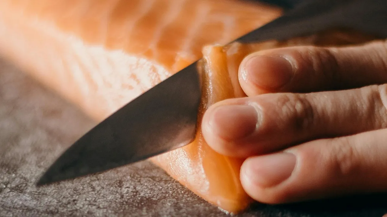 Як зняти шкуру з червоної риби: кухар назвав найпростіший метод 