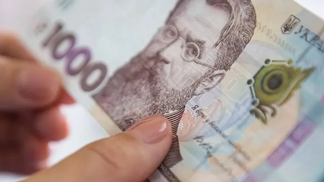 Українцям можуть скоротити виплати: коли та кого зачепить 