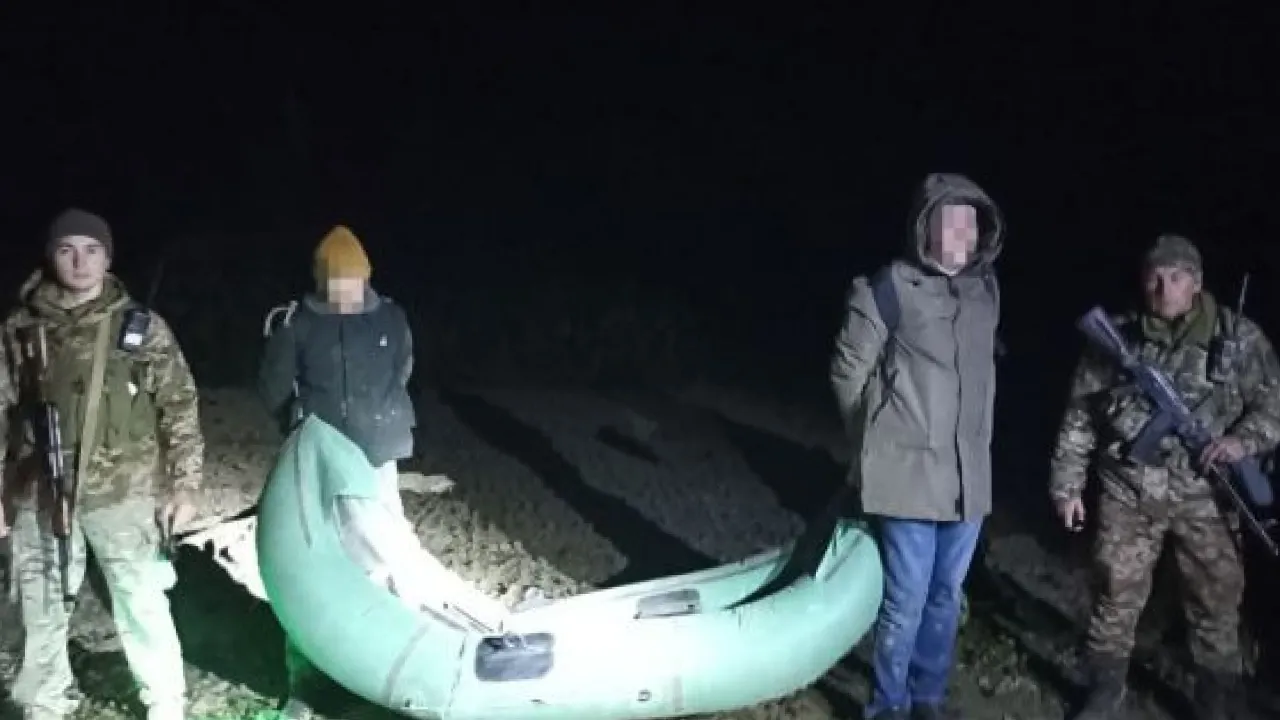 Гумовий човен і одне весло на двох за 20 тисяч доларів: на Закарпатті затримали втікачів за кордон 