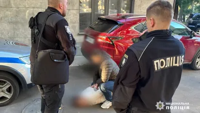 На Одещині чоловік вимагав $12 тис за зняття ухилянта з військового обліку, а за відмову платити обіцяв відправити його на фронт - фото