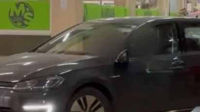 В Ужгороді п'яний чоловік автомобілем заїхав у торгівельний центр - фото