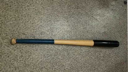 У Києві чоловік під час конфлікту побив битою сусіда - фото