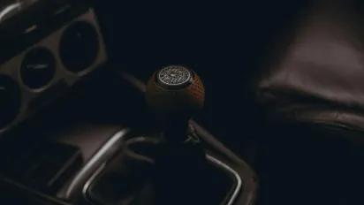 Уряд вводить облік авто, які були ввезені як гумдопомога військовим - фото