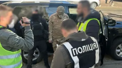 У Києві затримали наркокур'єра, який носив військову форму - фото