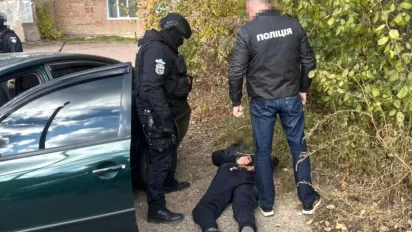 "Вибивали" гроші з дружини бійця ЗСУ: на Житомирщині затримали двох рекетирів - фото