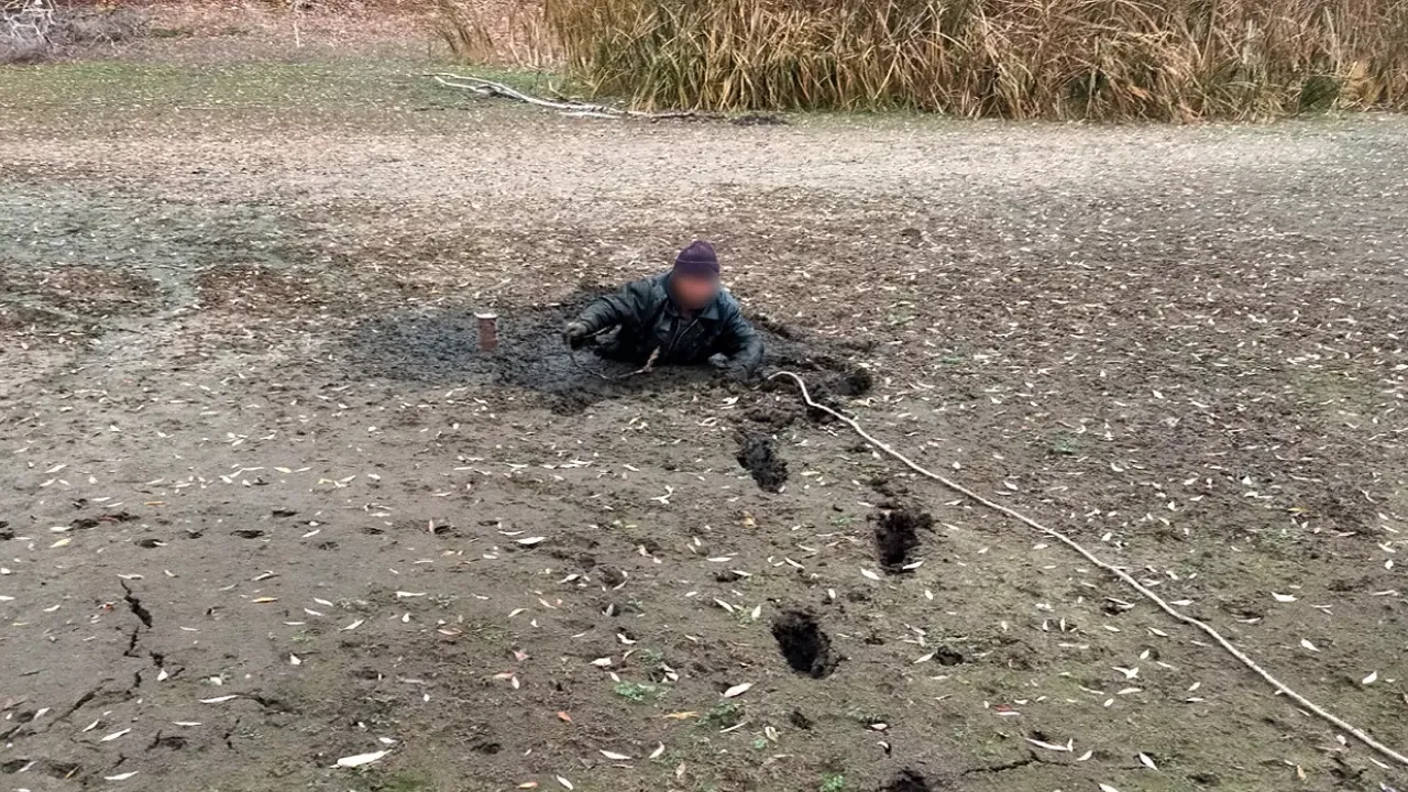 Провалився в мул: на Сумщині врятували чоловіка 