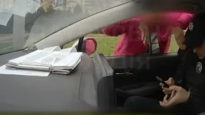 У Львові нетвереза водійка в'їхала в авто патрульних, після чого пропонувала їм хабар - фото