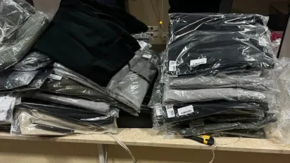 На кордоні під підлогою автобуса виявили брендовий одяг на пів мільйона гривень - фото