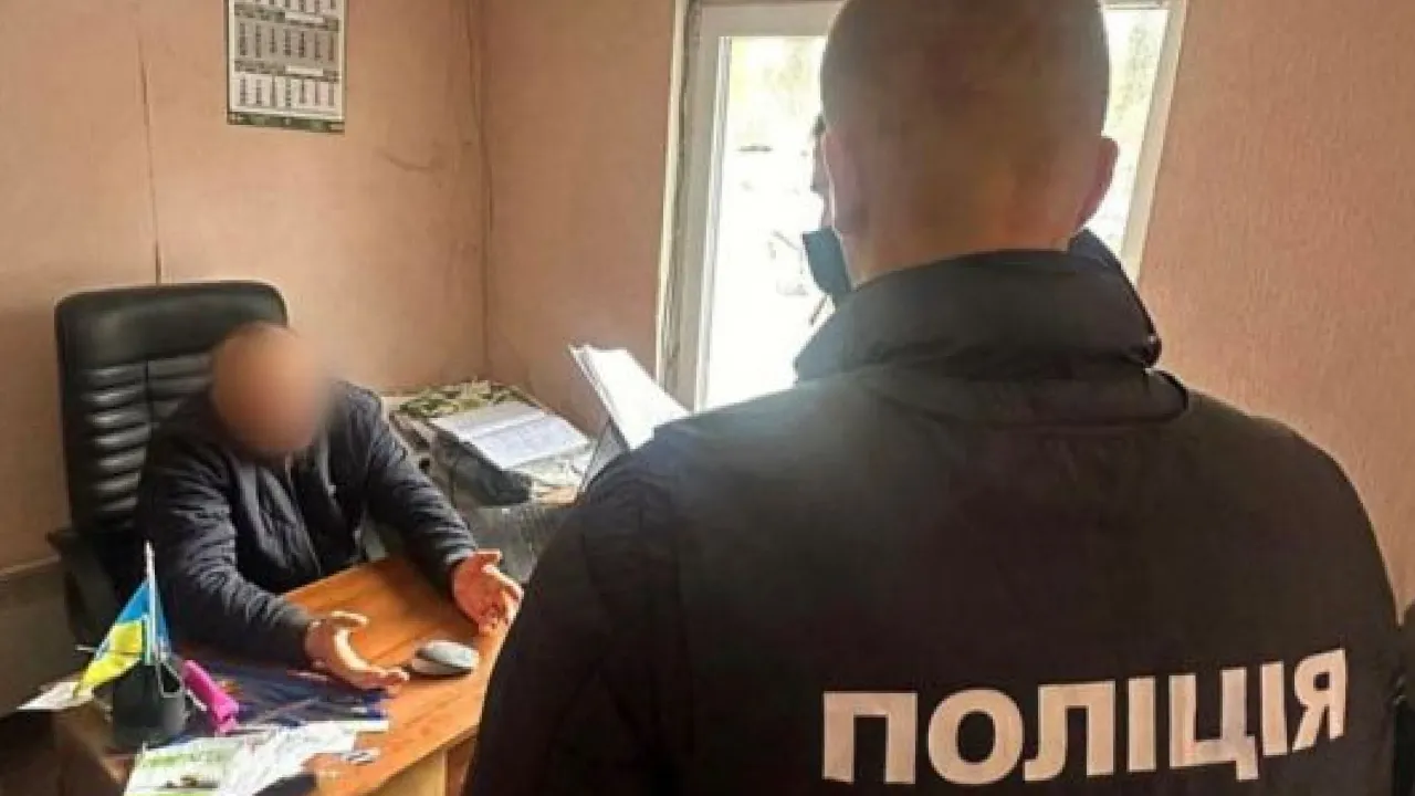 На Київщині затримали чиновника, який брав гроші за бронювання місць на кладовищі 