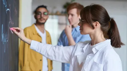 Директори шкіл б'ють на сполох: "27 з 30 учнів" їдуть з України - фото