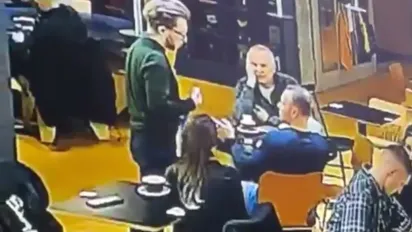 У київській кав'ярні чоловік накинувся на дівчину через прохання говорити українською  - фото