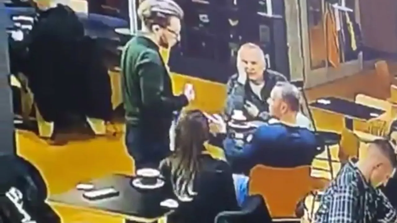 У київській кав'ярні чоловік накинувся на дівчину через прохання говорити українською  