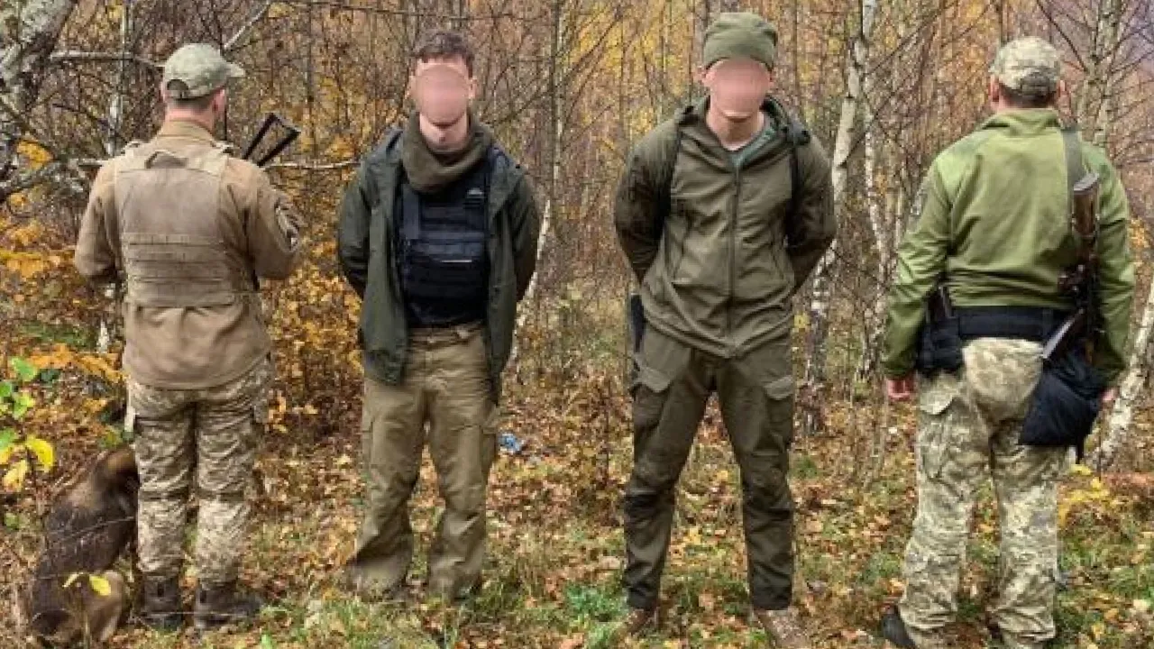 Хотіли до Словаччини, але чотири дні блукали в горах: на Закарпатті спіймали двох чоловіків 
