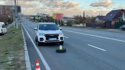 На Київщині колесо відірвалося від причепа, викотилося на тротуар і травмувало 4-річну дитину - фото