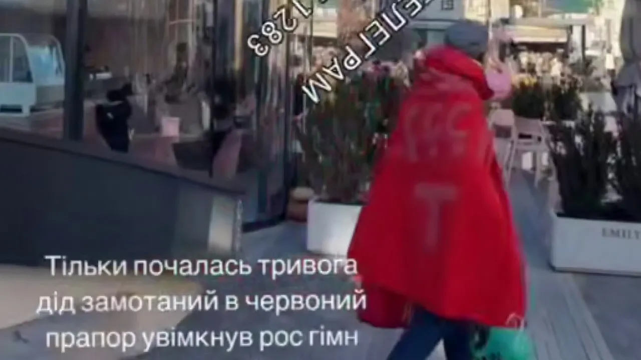 В центрі Рівного дід в прапорі СРСР на колонці слухав гімн росії (ВІДЕО) 