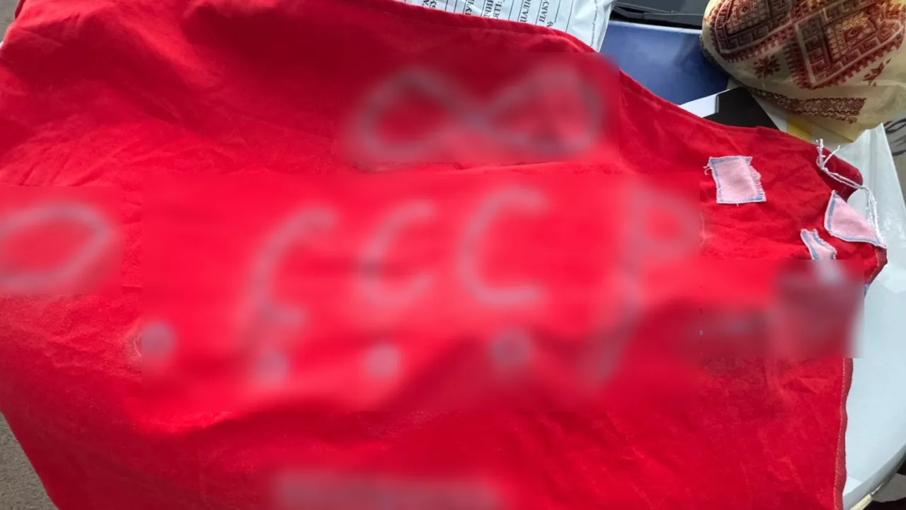 У Рівному затримали діда, який ходив по місту в прапорі СРСР, а потім увімкнув радянський гімн 