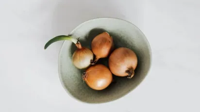 У чому замочити озиму цибулю перед посадкою: поради городників - фото