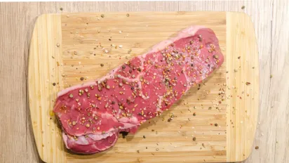 Чи потрібно мити м'ясо перед приготуванням насправді: відповідь вас здивує - фото