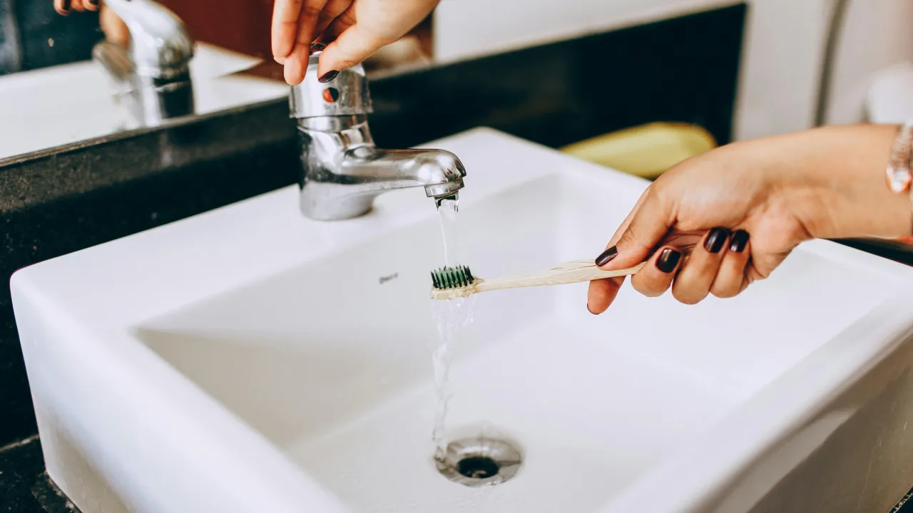 Навіщо активоване вугілля класти в раковину: секрет від досвідчених господинь 