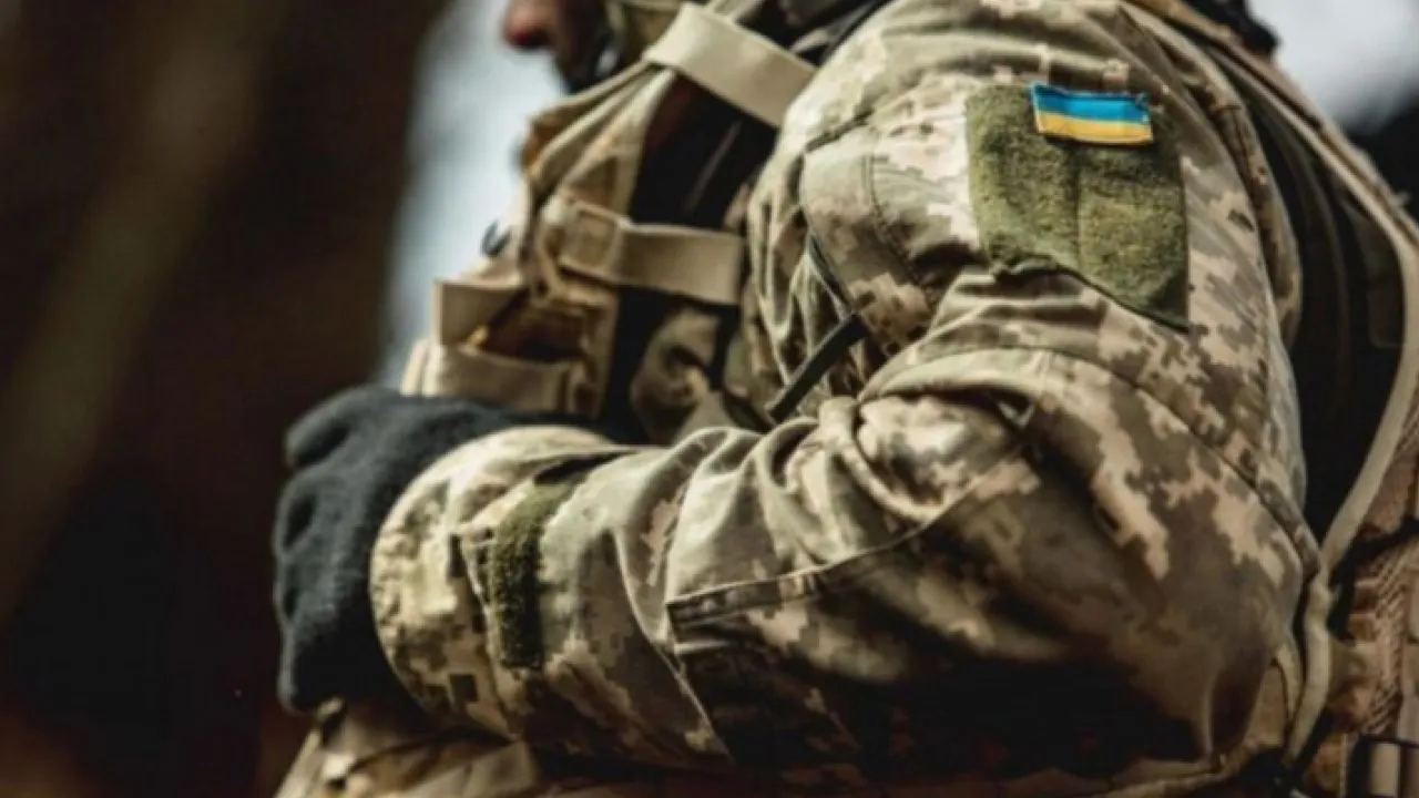 На Донеччині українські військові у стінах будинку знайшли Біблію, якій більше 100 років 