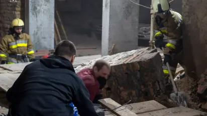 У Києві під час ремонтних робіт обвалилась стіна: робітника витягували рятувальники - фото