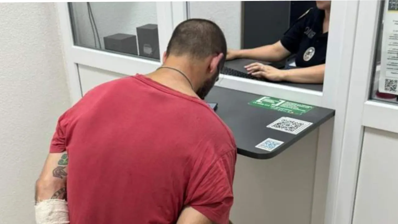 На Закарпатті чоловік в костюмі Дедпула та з мачете побився з поліцейськими 