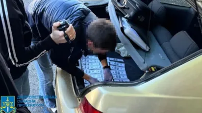 В Дніпрі затримали лікарку, яка вимагала хабарі за отримання групи інвалідності, - ДБР - фото