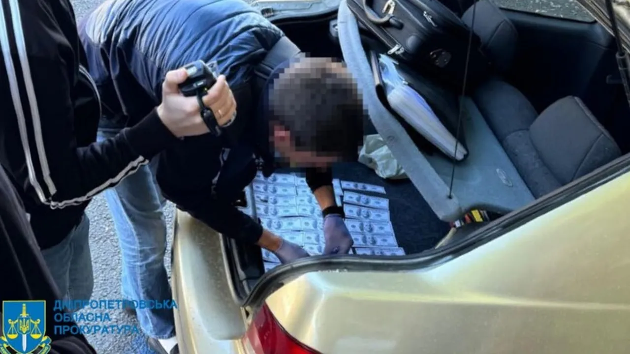 В Дніпрі затримали лікарку, яка вимагала хабарі за отримання групи інвалідності, - ДБР 