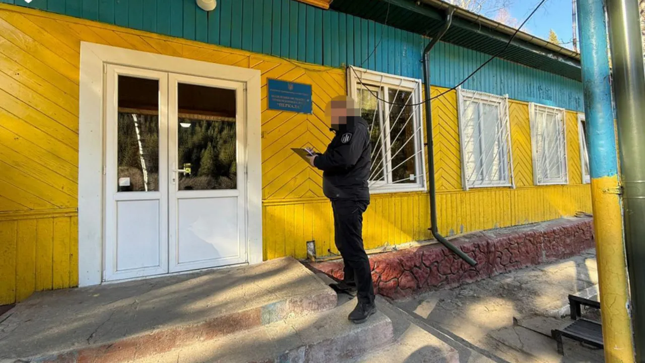 На Франківщині затримали правоохоронців, які заробляли на переправленні ухилянтів до Румунії 