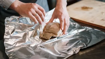 Лікарка розповіла, які продукти не можна готувати у фользі - фото