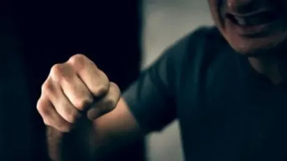 На Хмельниччині молодик побив пенсіонера, бо хотів слухати російський шансон - фото